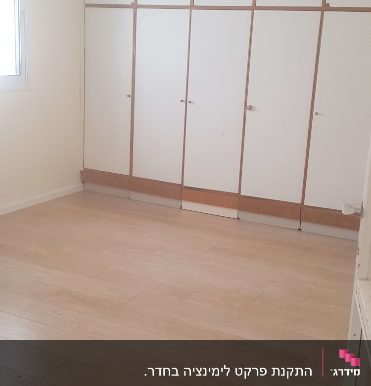 רצפת פרקט עץ בהירה בחדר ריק